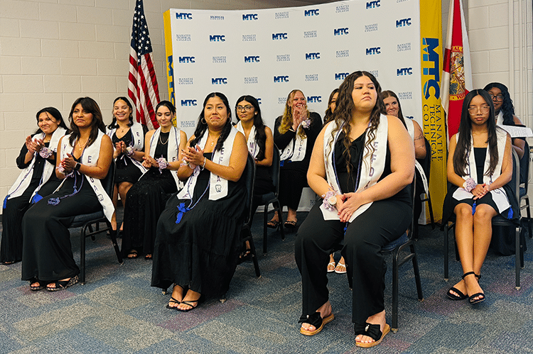 Dental-assisting-program-pinning-ceremony